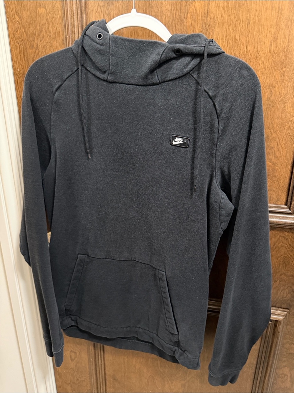 Nike Men’s Dark Gray Pullover Hoodie with Small Logo Patch